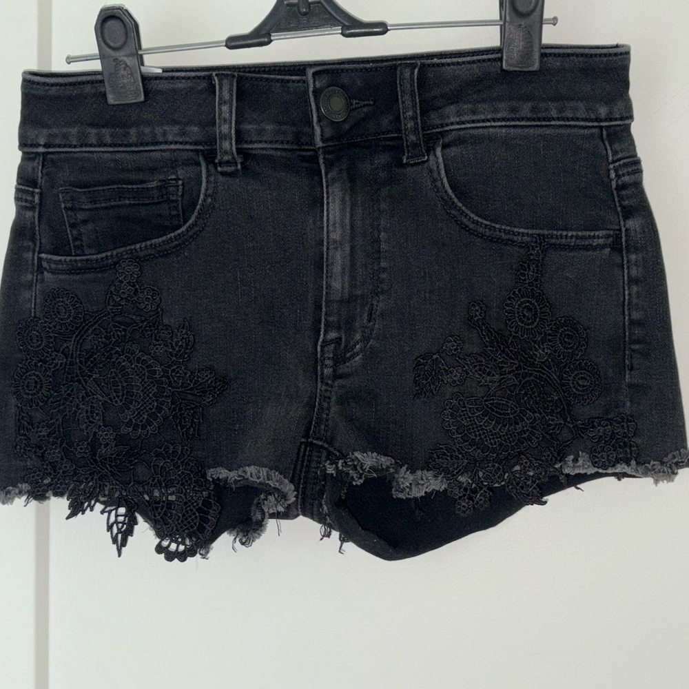 American Eagle hi-rise shortie w/crocheted lace applique sz 2 NWOT